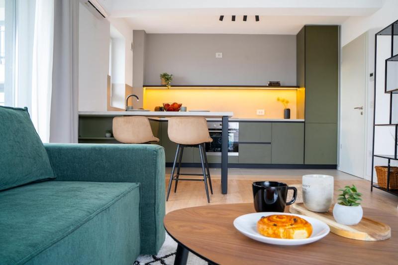 Cozy Cityscape Green Modern Designer Apt - image 1