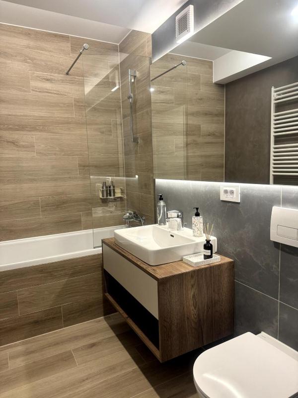 Cozy Cityscape Green Modern Designer Apt - image 3