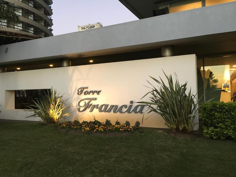 Alquiler apto Torre Francia con parrillero Punta del Este - image 10