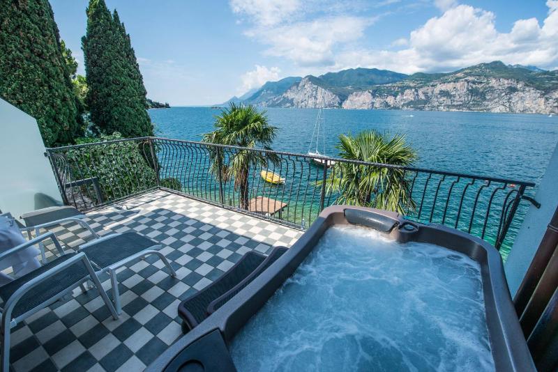 Deluxe Double or Twin Room with Spa Bath image 2
