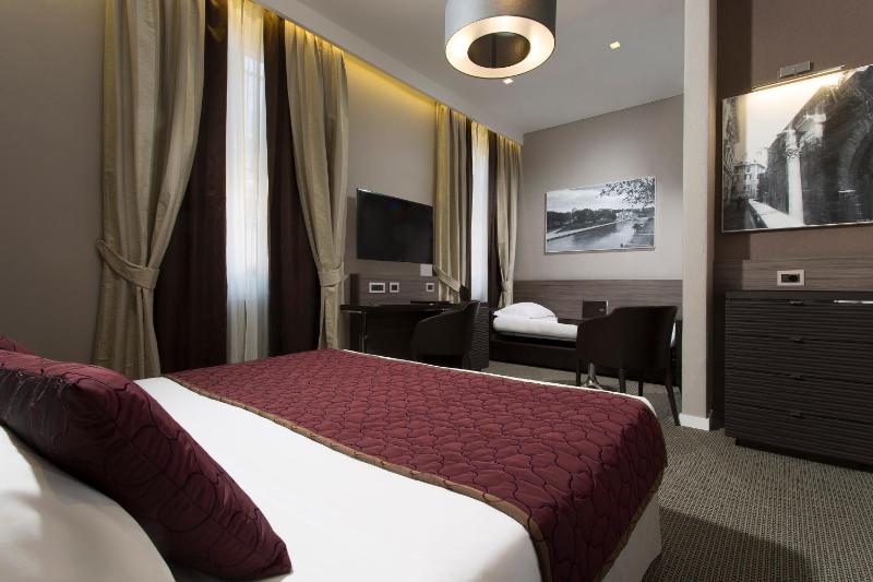 Deluxe Triple Room image 1