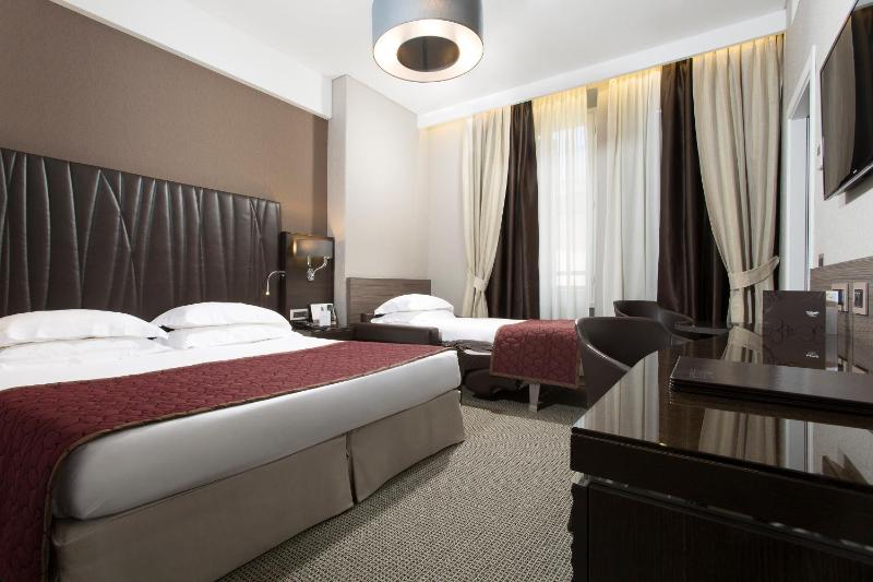 Deluxe Triple Room image 4