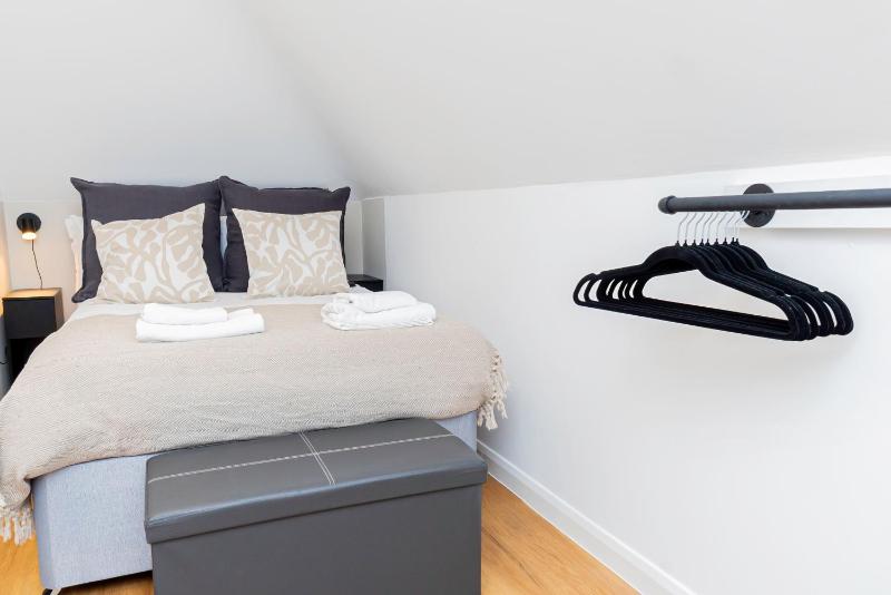 Contemporary 2-Bed Penthouse Central Stay! - image 24