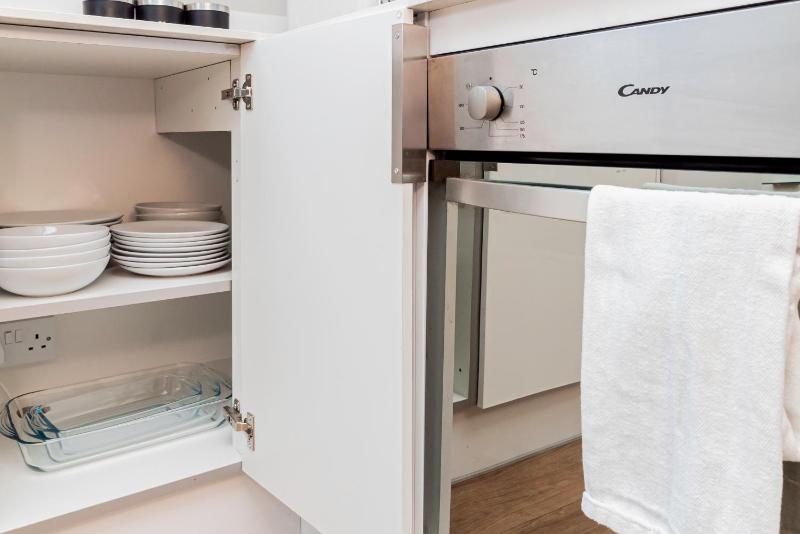 Contemporary 2-Bed Penthouse Central Stay! - image 8