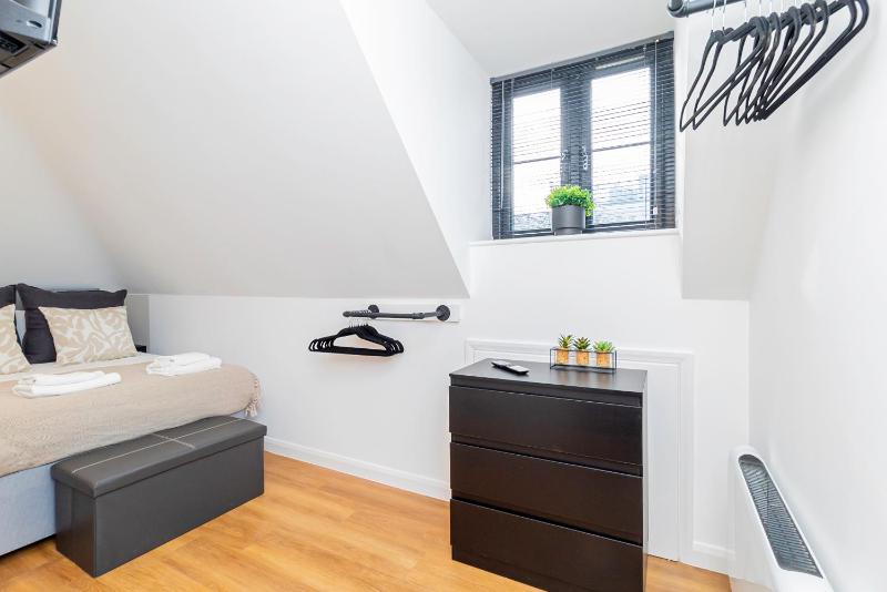 Contemporary 2-Bed Penthouse Central Stay! - image 13