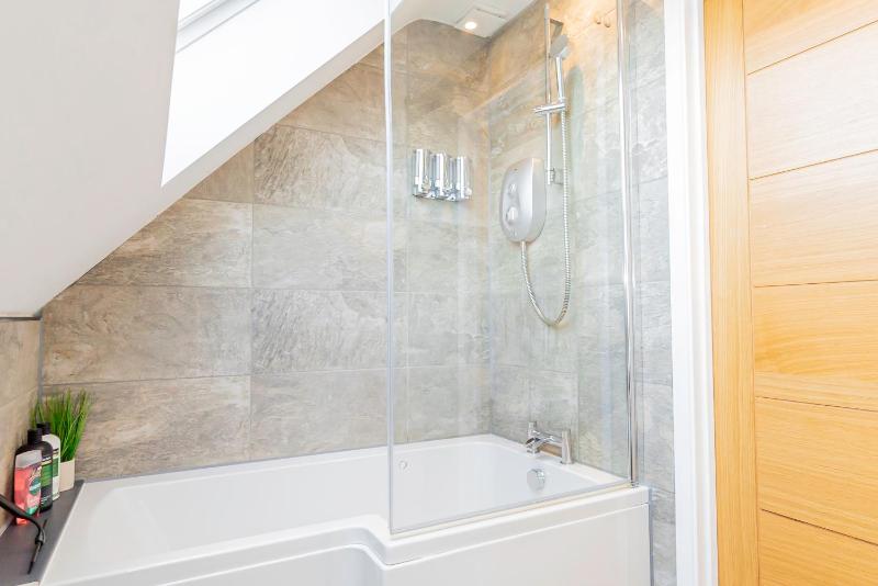 Contemporary 2-Bed Penthouse Central Stay! - image 10