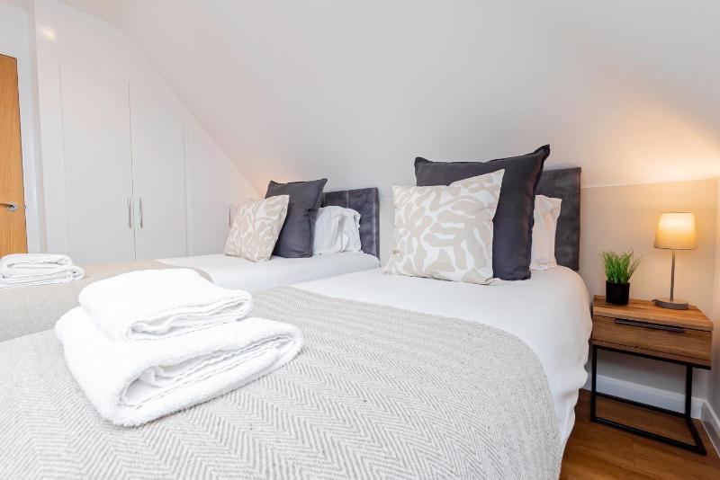 Contemporary 2-Bed Penthouse Central Stay! - image 14