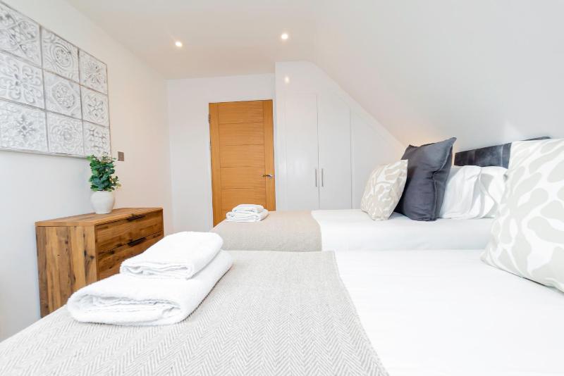 Contemporary 2-Bed Penthouse Central Stay! - image 15