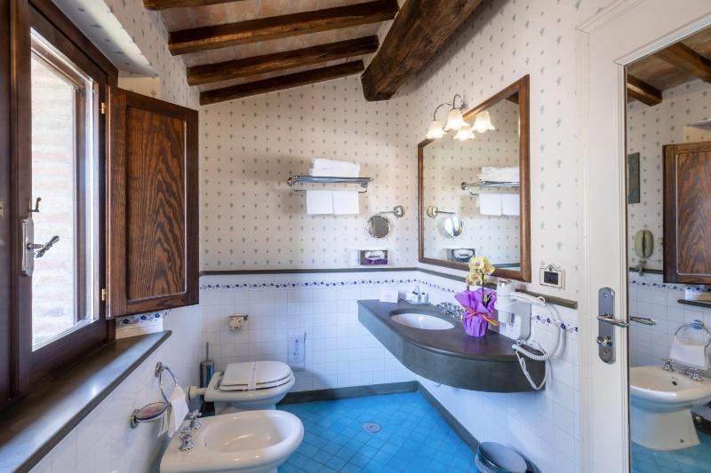 Double Room with Balcony image 2