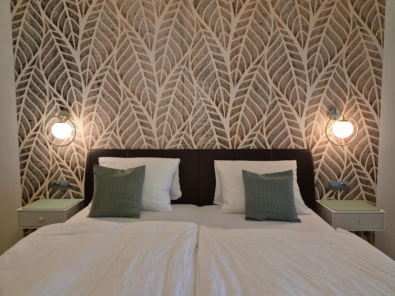 Deluxe Double Room with Bath image 1