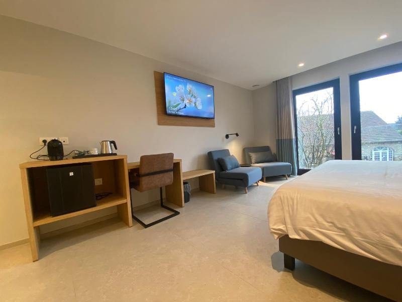 Deluxe Room (2 Adults + 1 Child) image 4