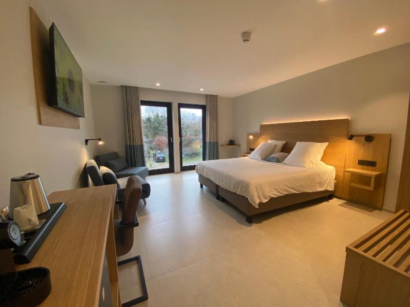 Double or Twin Room image 4