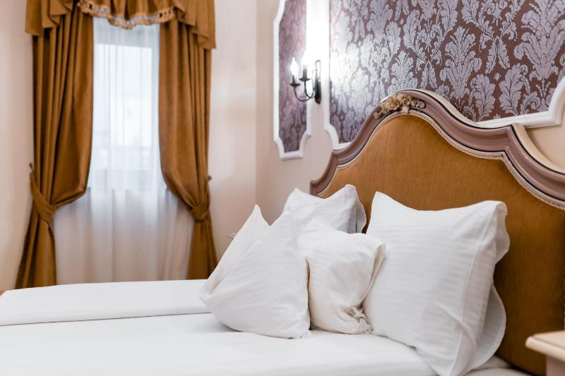 Deluxe Suite image 3