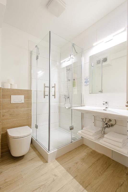 Standard Twin Room image 4