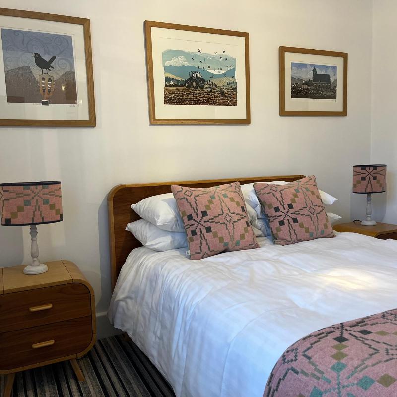 Large Double or Twin Room image 4