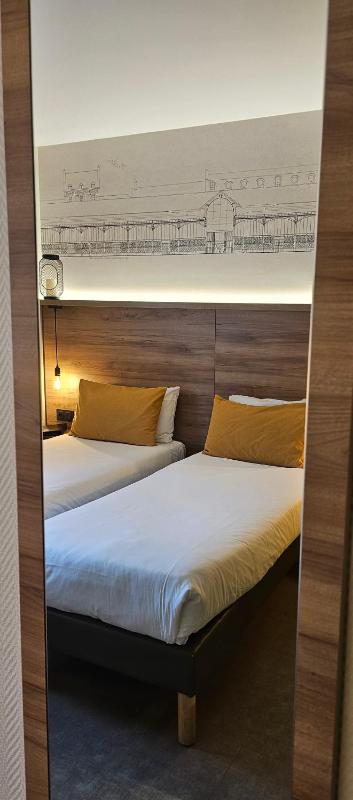 Twin Room image 3