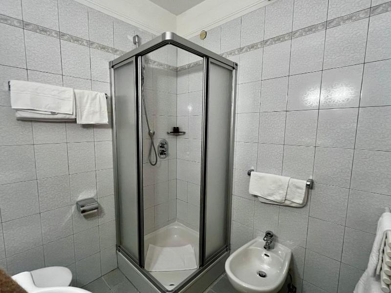 Standard Double Room image 3