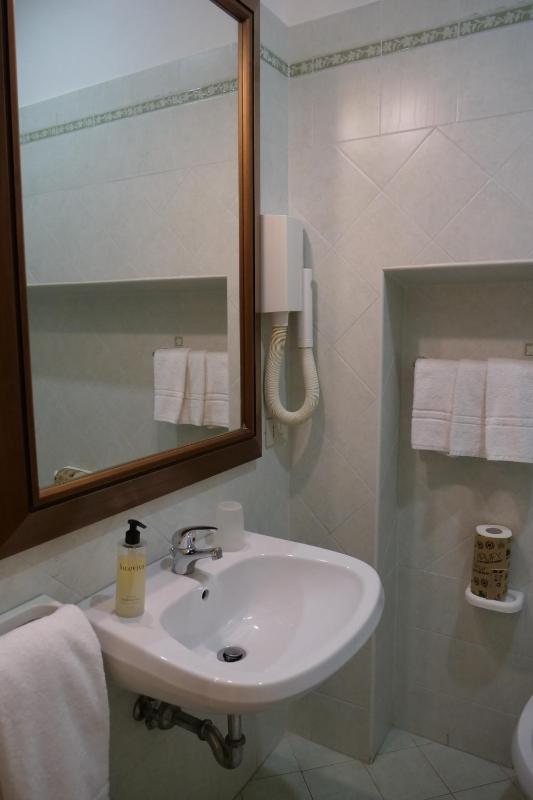 Standard Triple Room image 4