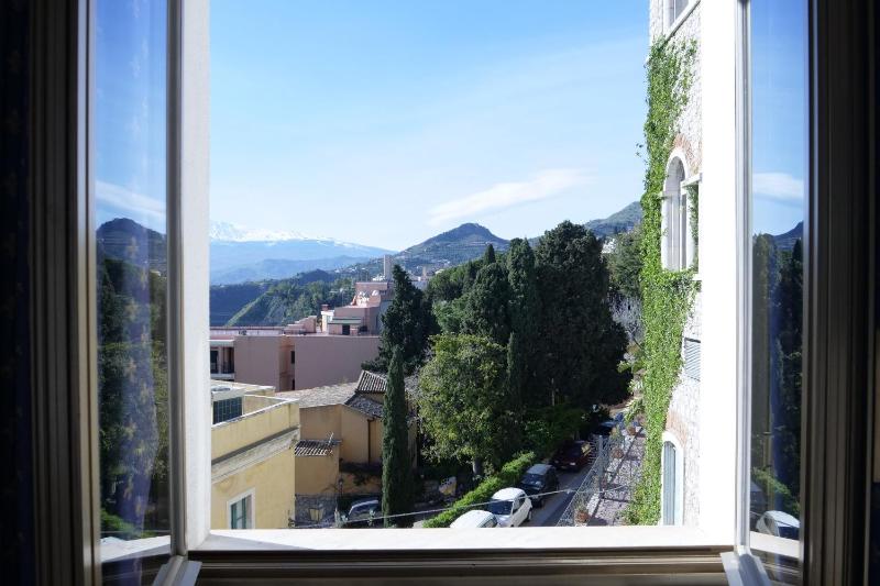 Double or Twin Room with Sea View image 3