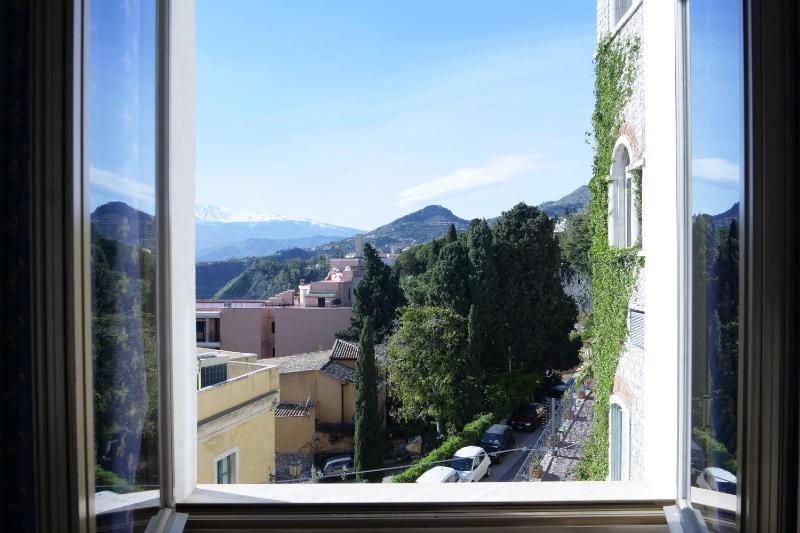 Double or Twin Room with Sea View image 2