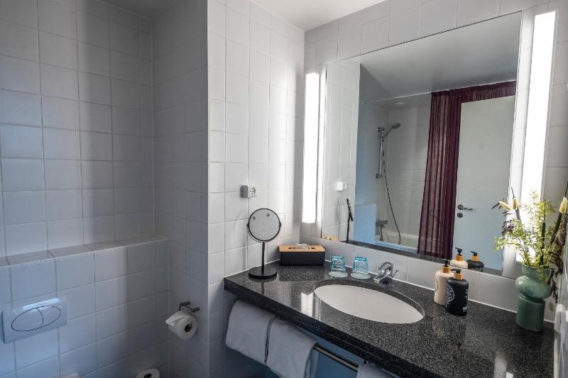 Courtyard Twin image 1