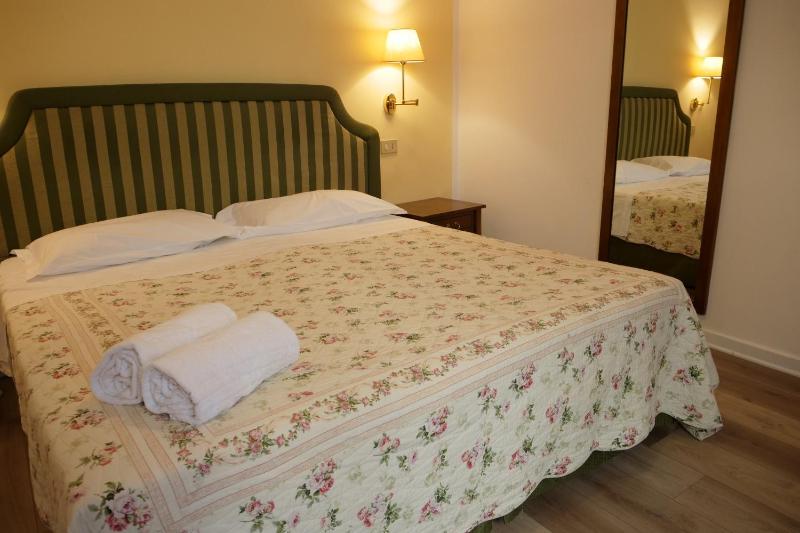 Economy Double Room image 3