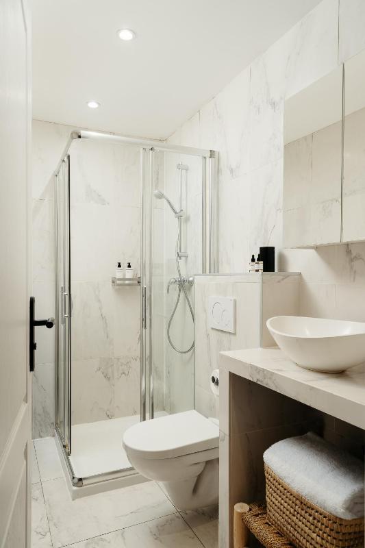 One-Bedroom Deluxe Apartment image 2