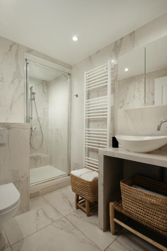 One-Bedroom Deluxe Apartment image 3