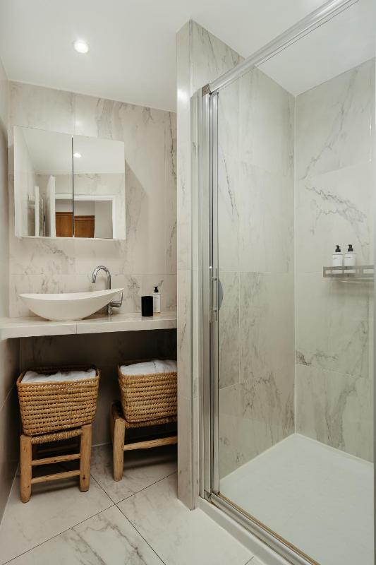 One-Bedroom Deluxe Apartment image 4