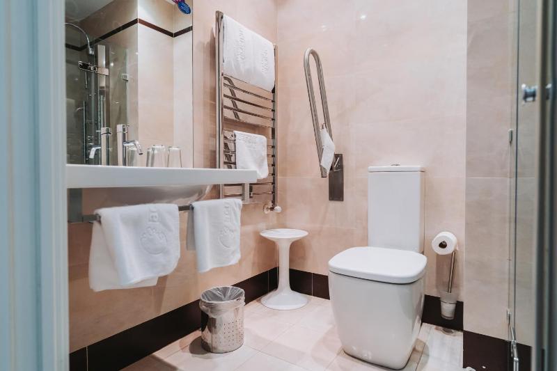 Double or Twin Room image 4