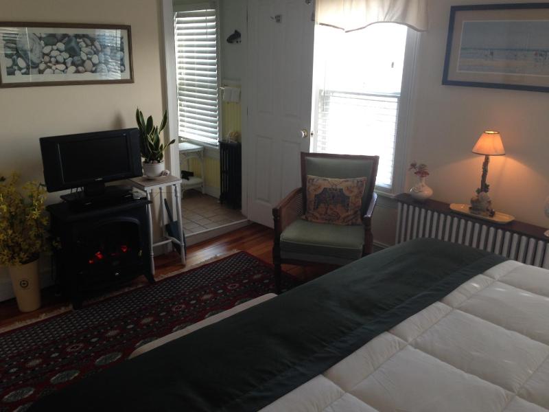 Shelter Island Room - King Waterfront   image 4