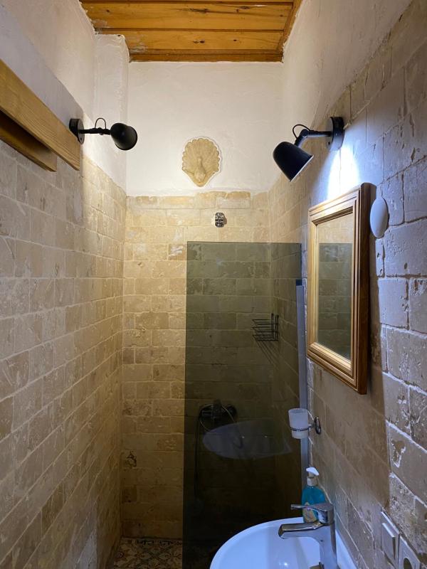 Economy Double Room image 4