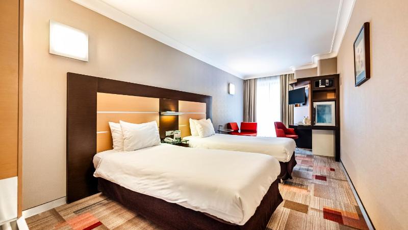 Standard Twin Room image 1