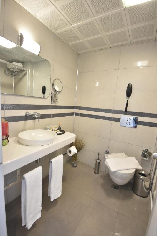 Standard Room with Side Sea View image 2