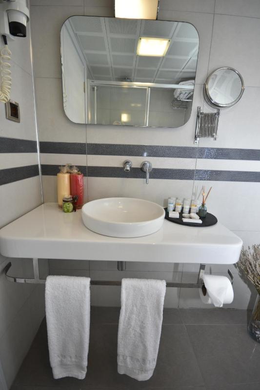 Standard Room with Side Sea View image 3