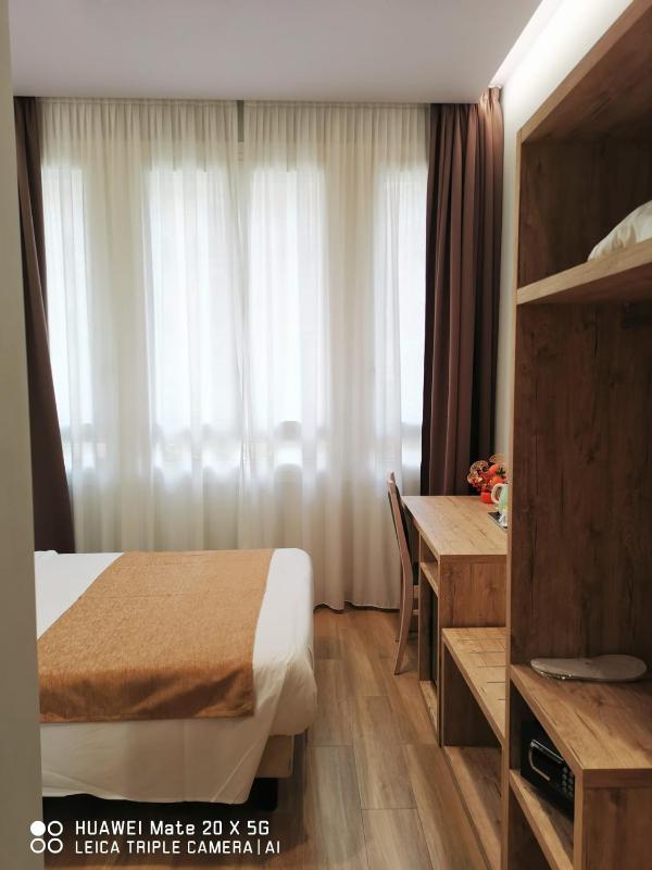 Budget Double Room image 3