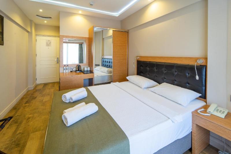 Standard Double Room image 3