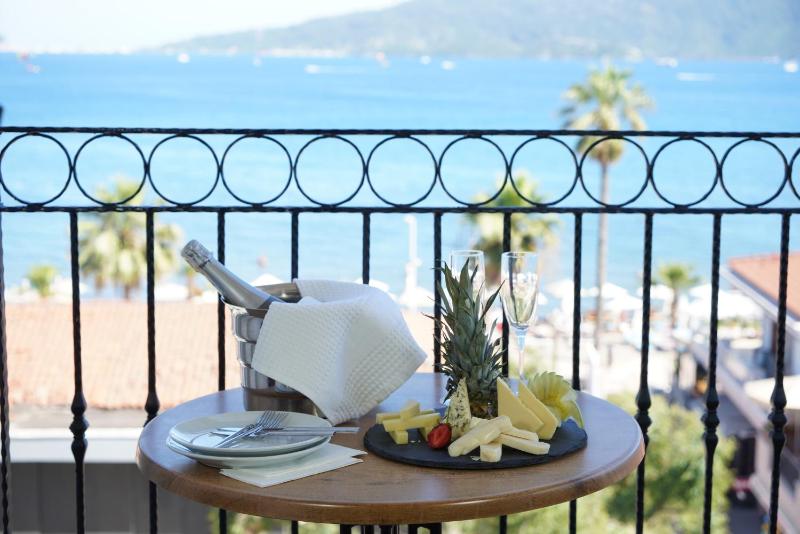 Double Room with Sea View image 4