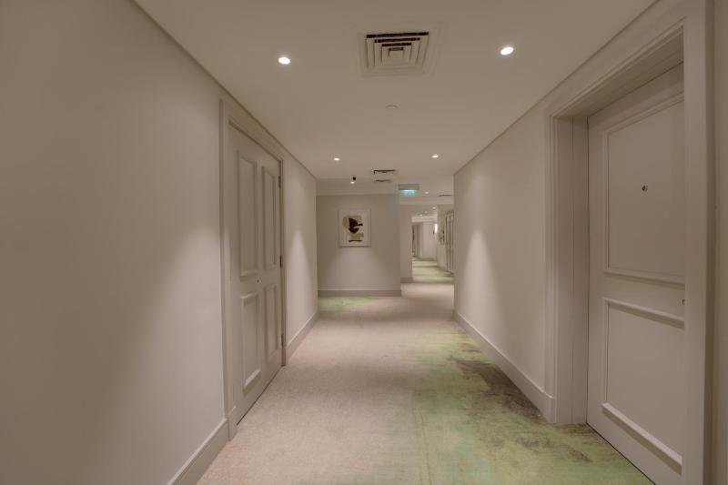 Superior King Room - Shuttle Service to JBR Beach and Access to The Market Mall image 1