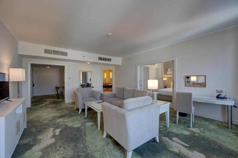 Executive Suite - Shuttle Service to JBR Beach and Access to The Market Mall image 1