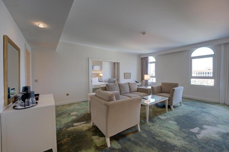 Executive Suite - Shuttle Service to JBR Beach and Access to The Market Mall image 4