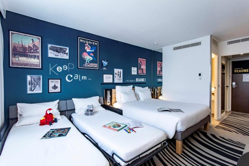 Classic Room with Double Bed and Two Single Sofa Beds image 1