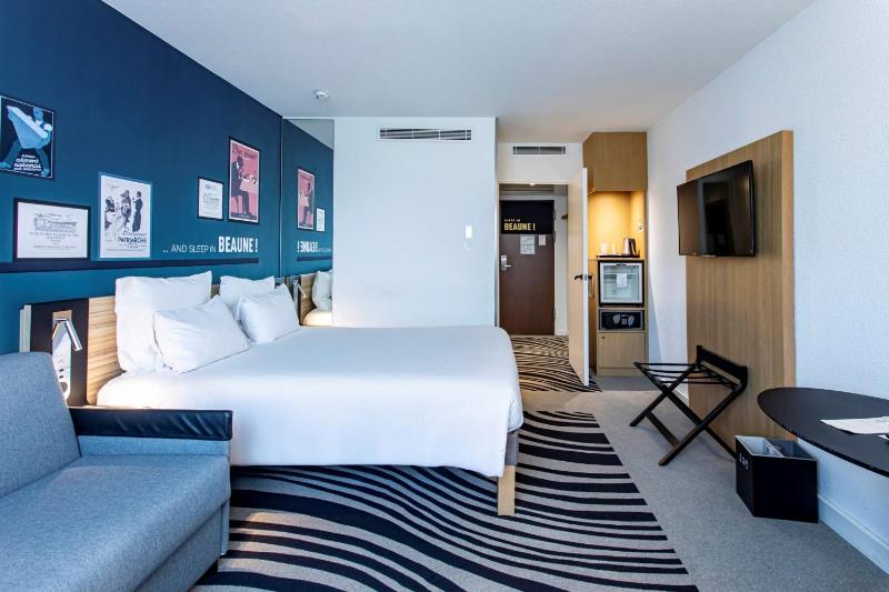 Classic Room with Double Bed and Two Single Sofa Beds image 3