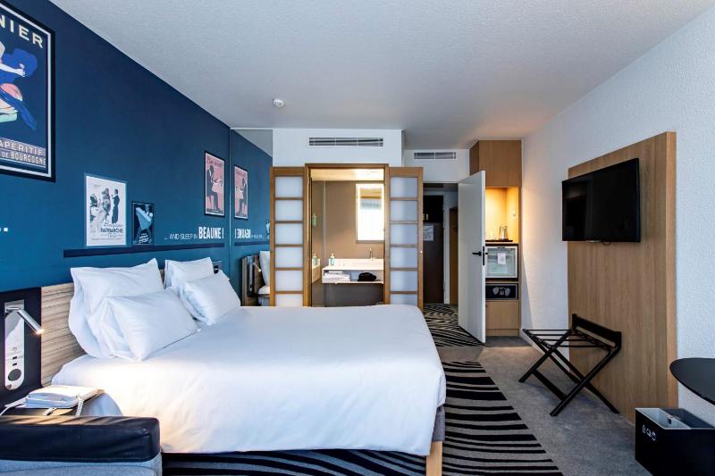 Classic Room with Double Bed and Two Single Sofa Beds image 2
