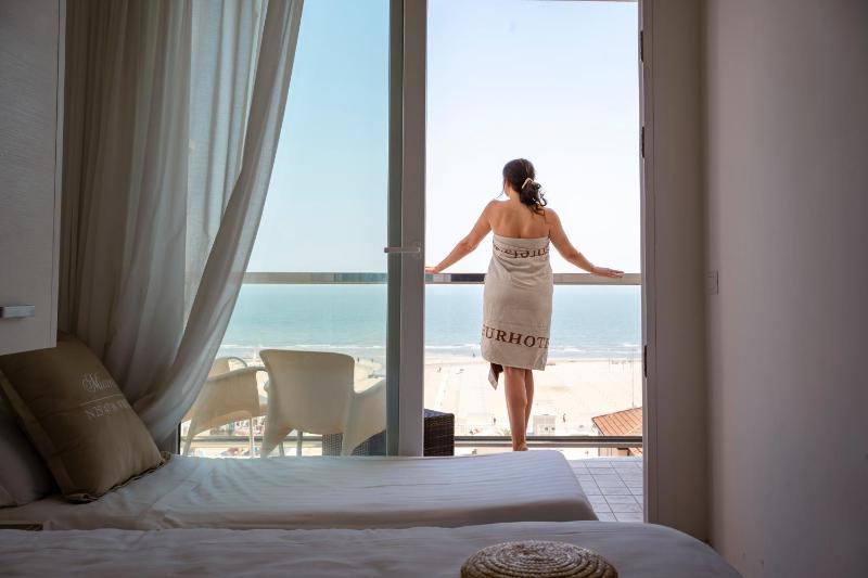 Standard Triple Room with Sea View image 4