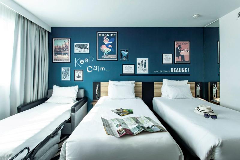 Classic Room with Two Single Beds and Sofa Bed  image 4