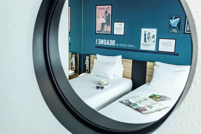 Classic Room with Two Single Beds and Sofa Bed  image 3