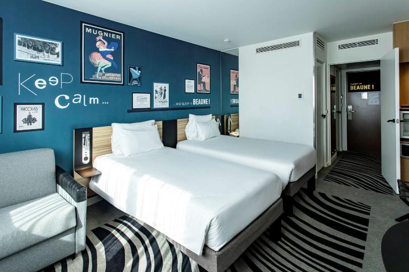 Classic Room with Two Single Beds and Sofa Bed  image 1