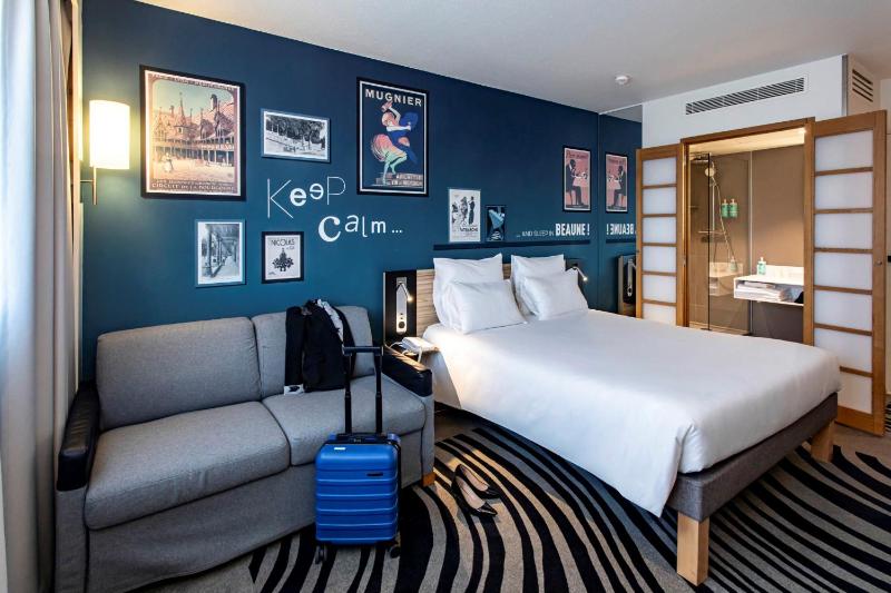 Classic Double Room with Sofa Bed image 4