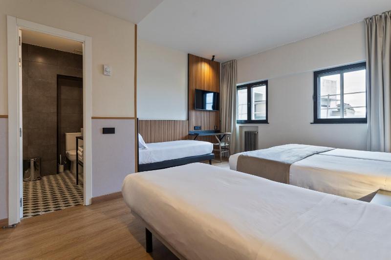 Standard Quadruple Room image 4